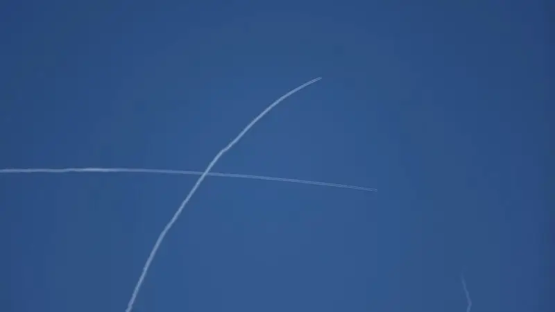 Căng Thẳng Bùng Nổ: Israel Không Kích Beirut, Hezbollah Trả Đũa Bằng Rocket