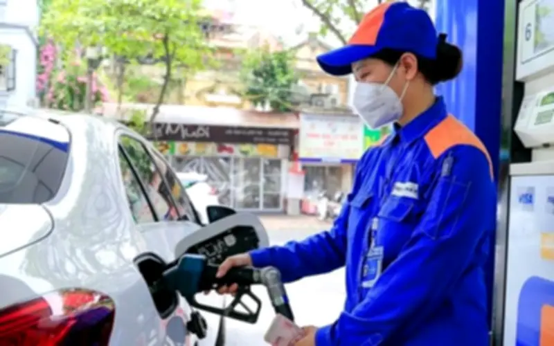 Căng Thẳng Trung Đông Đẩy Giá Xăng Dầu Tăng Mạnh, Mức Cao Nhất 7.132 Đồng/Lít