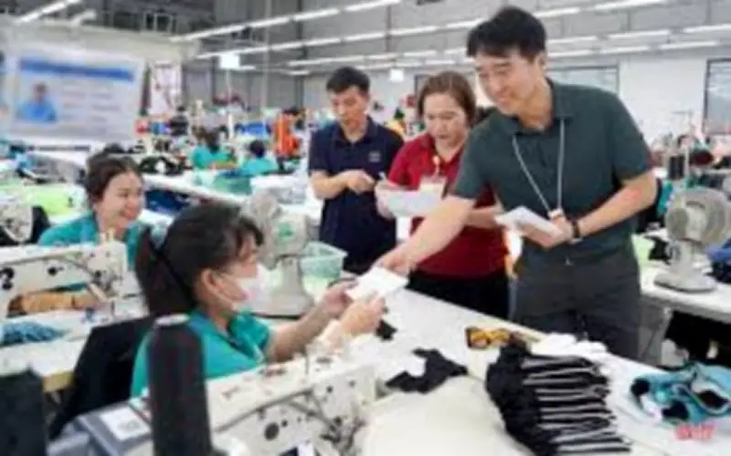 Công ty Haivina Hồng Lĩnh hỗ trợ 500.000 đồng cho hơn 1.300 lao động giữa giá xăng tăng cao