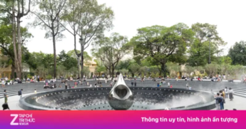 Công viên tưởng niệm Covid-19 TP.HCM thu hút đông đảo người dân với nhạc nước lung linh