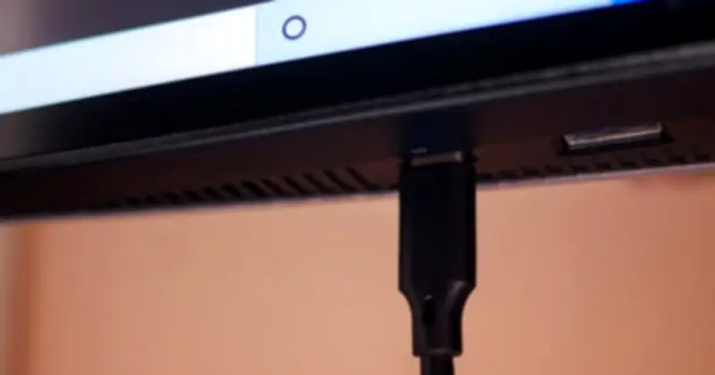 Cảnh báo: Cắm sai thiết bị vào cổng USB màn hình có thể làm chậm hệ thống