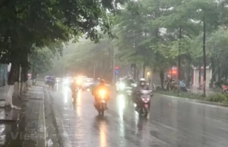 Cảnh báo mưa dông diện rộng từ Trung Bộ đến Nam Bộ, đề phòng lốc sét