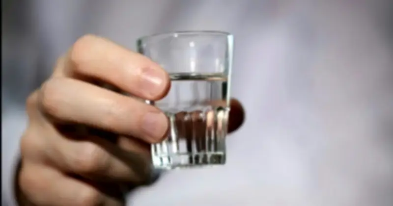 Cảnh báo ngộ độc methanol từ rượu ngoại: Bệnh nhân 35 tuổi hôn mê sâu sau khi uống