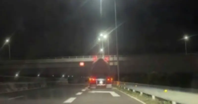 Cảnh Báo Nguy Hiểm: Dừng, Đỗ Xe Trái Phép Trên Cao Tốc Có Thể Gây Tai Nạn Thảm Khốc