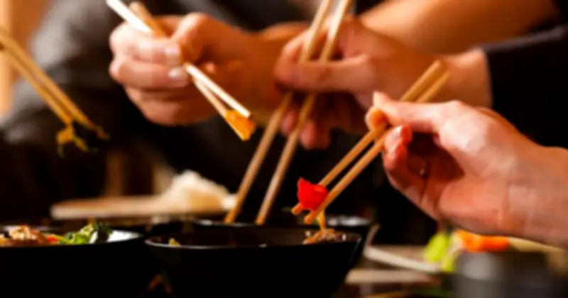 Cảnh báo: Sử dụng đũa mốc, nứt có thể gây ung thư gan từ chuyên gia độc chất học