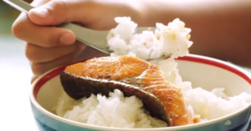 Cảnh báo từ bác sĩ: Mẹo dân gian xử lý hóc xương cá có thể gây nguy hiểm