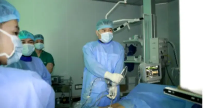 Cảnh báo: Thoát vị đĩa đệm cổ trẻ hóa, nguy cơ liệt cao ở dân văn phòng