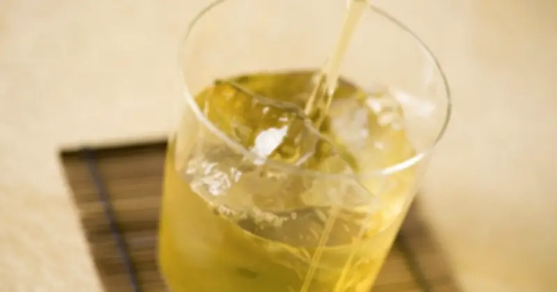 Cảnh báo: Trà đặc, nước để qua đêm, nước ngọt có ga - Những đồ uống quen thuộc có thể gây hại thận