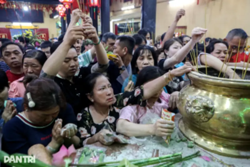 Cảnh chen lấn bốc tro trong lư hương chùa Bà Thiên Hậu để lấy may