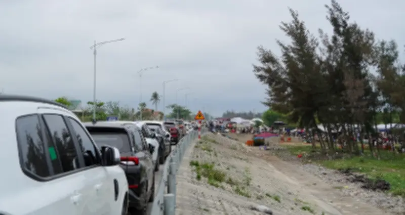 Cảnh hiếm thấy tại làng chài ven biển Nghệ An: Cá mập xuất hiện gần bờ