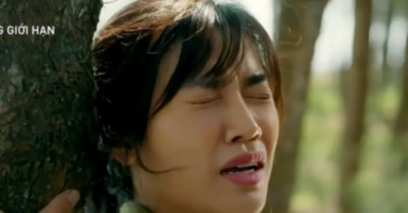 Cảnh hôn 'gần chớt' của Anh Đào và Tô Dũng trong 'Không giới hạn' gây bão mạng xã hội