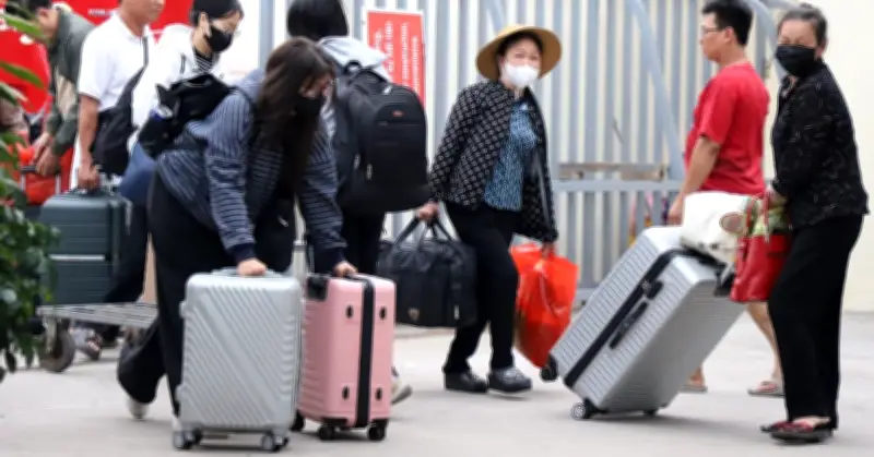 Cảnh Hàng Trăm Hành Khách Vật Vã Trung Chuyển Giữa Ga Đi An - Biên Hòa