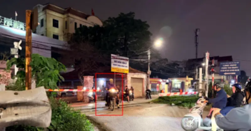 Cảnh khó tin trên đường sắt Bắc Nam qua Hà Nội: Xe máy liều mình vượt gác chắn