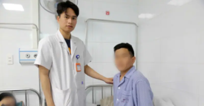 Cảnh sát cứu người đàn ông bị thanh sắt đâm mạnh vào bụng, suýt hoại tử chi