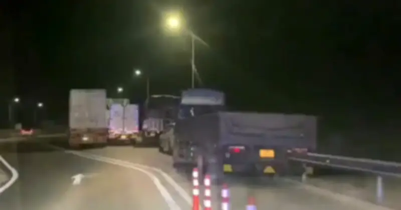 Cảnh sát giao thông xử phạt nguội 22 ô tô dừng đỗ sai quy định trên cao tốc Vĩnh Hảo - Phan Thiết