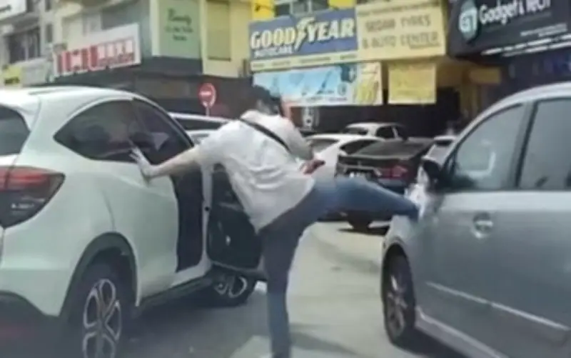 Cảnh sát Malaysia điều tra vụ nam tài xế đập vỡ gương xe ô tô đang đỗ