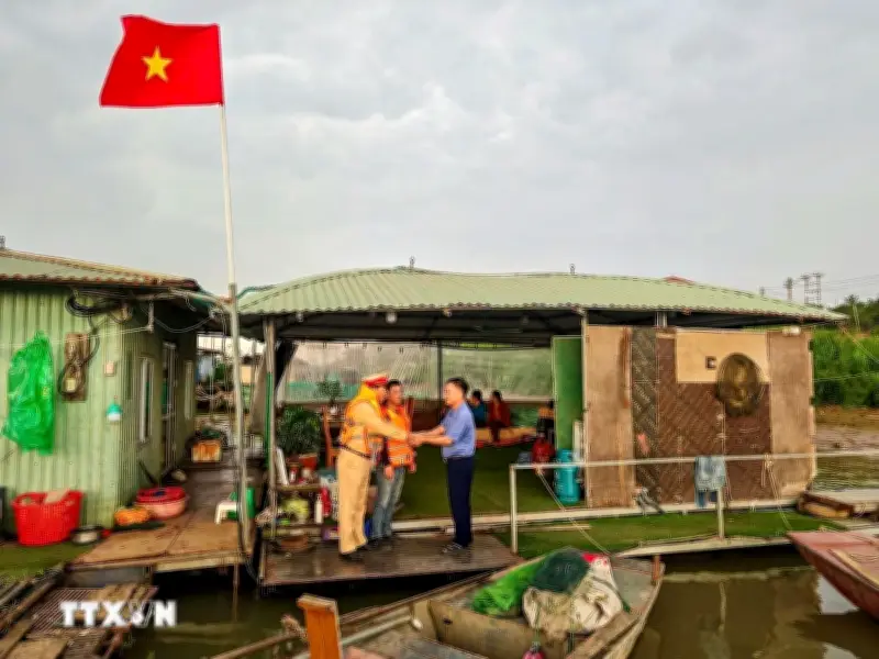 Cảnh Sát Đường Thủy Hà Nội Đưa Thẻ Cử Tri Đến Tận Thuyền Dân Trên Sông Hồng