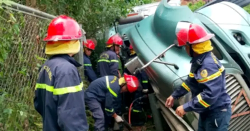 Cảnh sát PCCC Đà Nẵng giải cứu thành công tài xế mắc kẹt trong cabin xe đầu kéo sau tai nạn