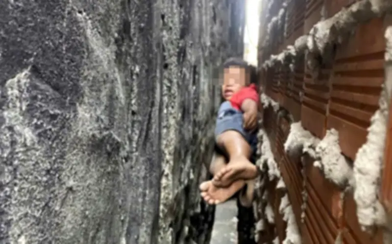 Cảnh sát PCCC TP.HCM giải cứu thành công bé trai mắc kẹt giữa hai bức tường