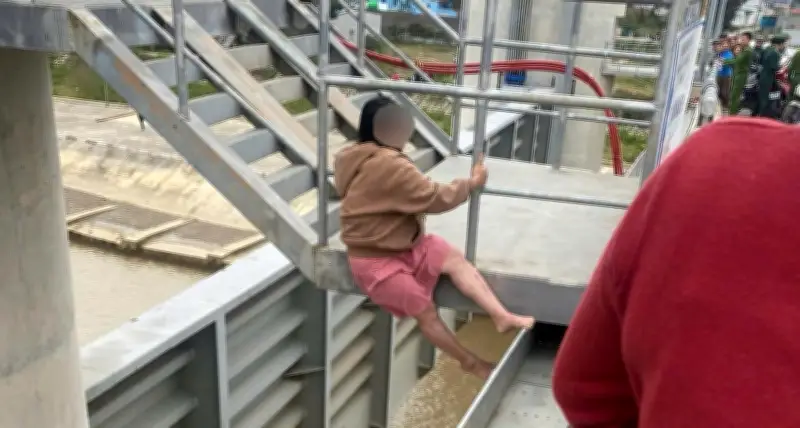 Cảnh sát Thanh Hóa giải cứu thành công thai phụ định nhảy cầu tự tử