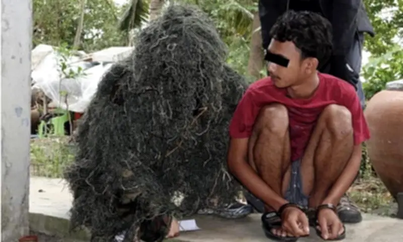 Cảnh sát Thái Lan hóa trang múa lân, bụi cây để bắt tội phạm nguy hiểm