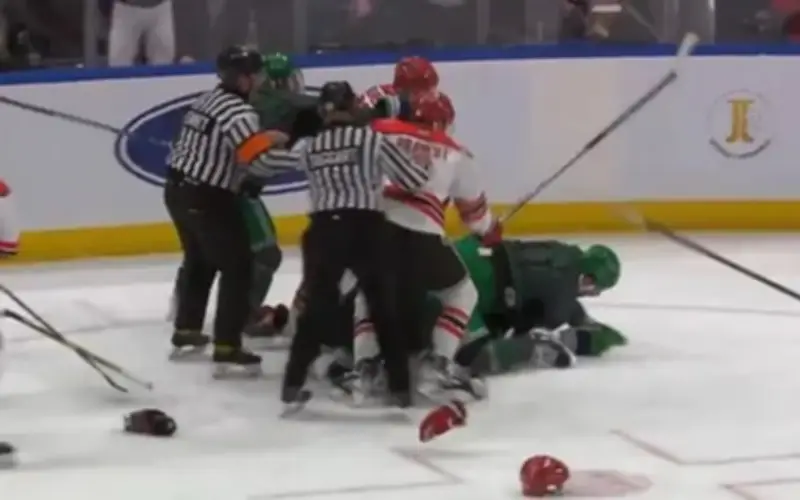 Cảnh sát và lính cứu hỏa New York ẩu đả dữ dội trên sân băng từ thiện