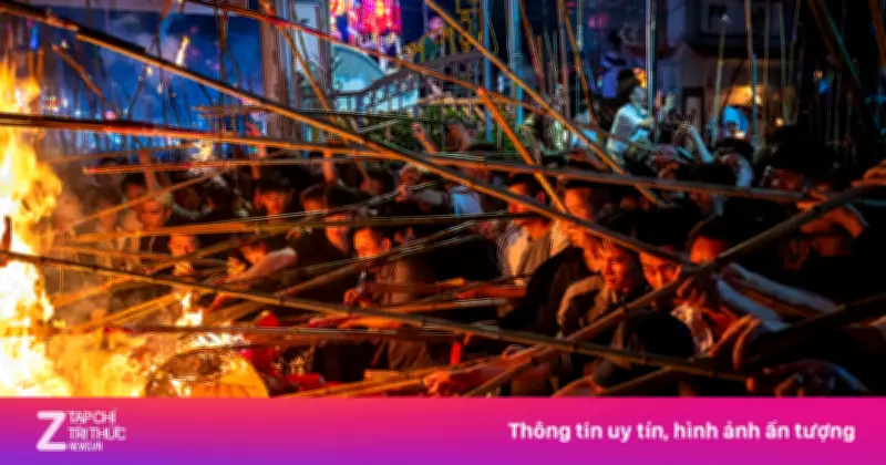 Cảnh tượng hỗn loạn: Người dân chen lấn, xếp hàng dài lấy lộc đầu năm