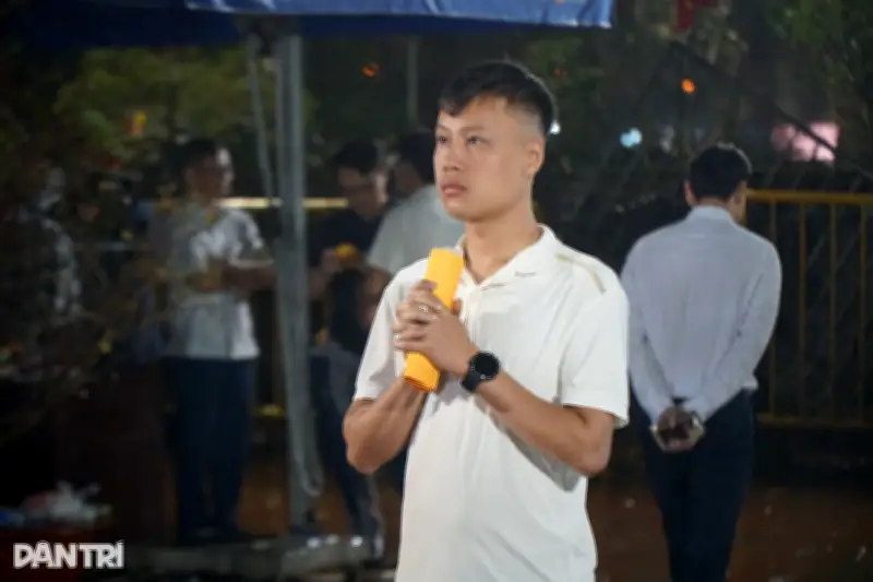 Cảnh tượng xếp hàng dài đêm khuya để xin lộc an lành tại đền Trần