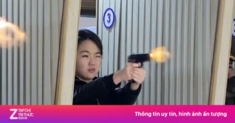 Con gái ông Kim Jong-un bắn súng ngắn khi thăm nhà máy vũ khí Triều Tiên