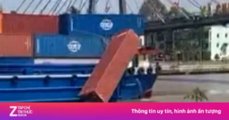 Container rơi xuống kênh Chợ Gạo ở Đồng Tháp do tàu tự hành vướng dây điện