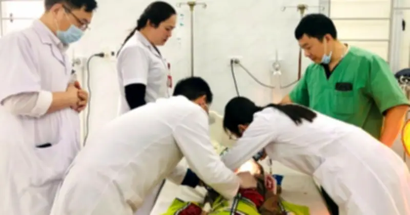 Cấp cứu thành công bệnh nhi hóc hạt nhãn nguy kịch tại Nghệ An