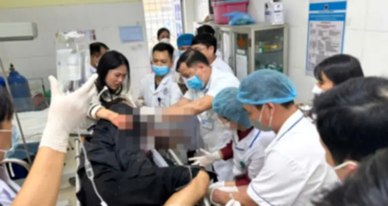 Cấp cứu thành công nam thanh niên bị thanh sắt đâm thấu ngực trên cao tốc Hà Nội - Lào Cai