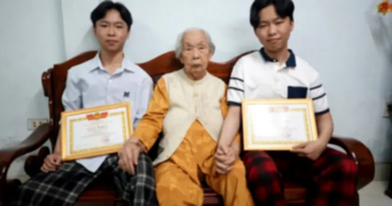 Cặp song sinh Đà Nẵng tạm gác giảng đường, tình nguyện nhập ngũ năm 2026