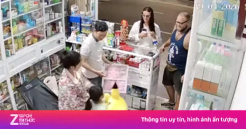 Cặp vợ chồng người Nga tặng gấu bông cho con gái chủ tiệm thuốc ở Việt Nam