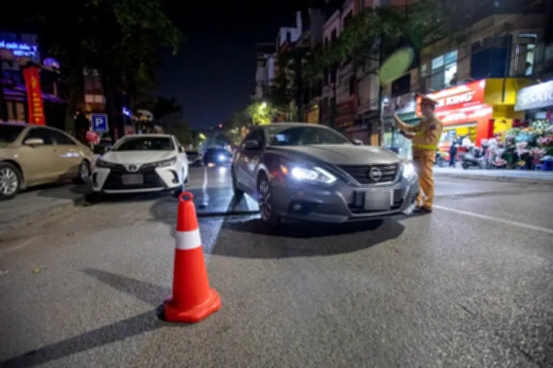 CSGT Hà Nội hóa trang theo dấu ô tô, rượu bia có tài xế vi phạm kịch khung