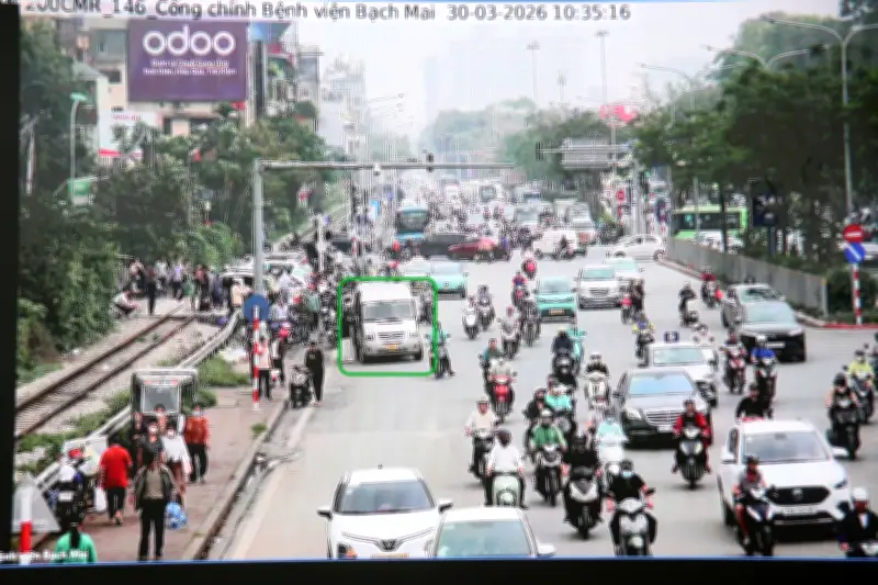 CSGT Hà Nội ứng dụng camera AI xử lý vi phạm dừng đỗ ô tô sai quy định