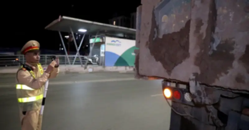 CSGT Hà Nội xử phạt ô tô tải làm rơi vãi bùn đất tại nút giao Vạn Phúc - Tố Hữu