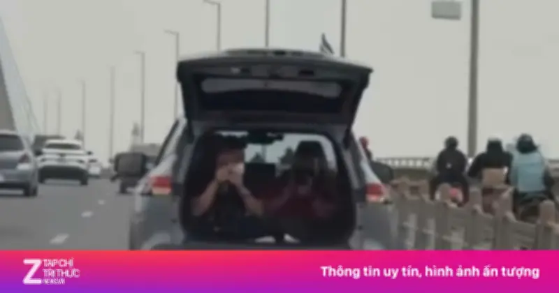 CSGT Hà Nội xử phạt tài xế mở cốp, chở người trong khoang hành lý khi đang lưu thông