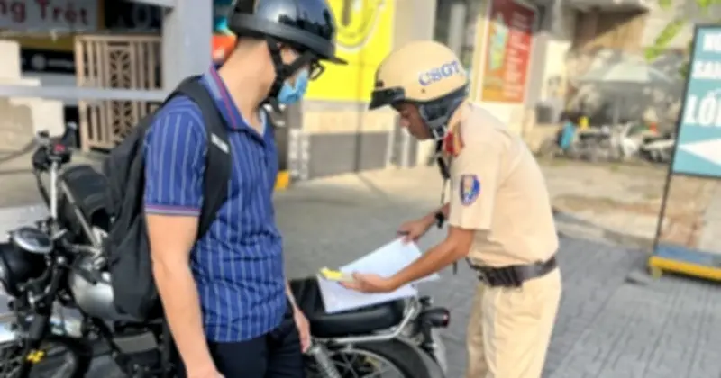 CSGT Hàng Xanh phạt nguội hơn 100 xe máy đi trên vỉa hè chỉ trong 15 phút