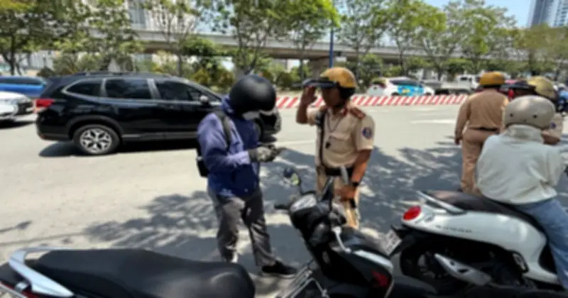 CSGT Lập Biên Bản Ngay Khi Tài Xế Không Xuất Trình Giấy Tờ Xe, Bằng Lái