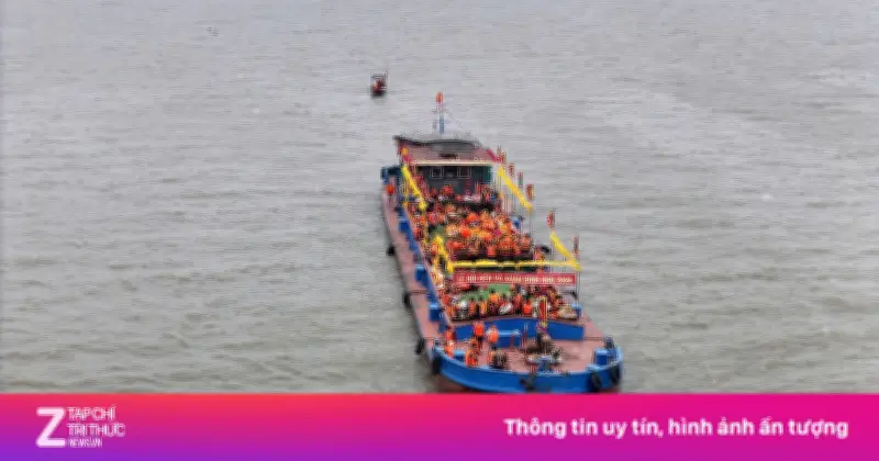 CSGT Đường Thủy Hà Nội Đảm Bảo An Toàn Cho Lễ Hội Rước Truyền Thống Trên Sông