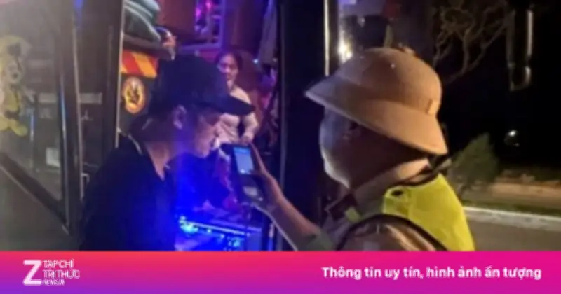 CSGT Đà Nẵng phát hiện xe khách 38 chỗ chở quá tải 53 hành khách