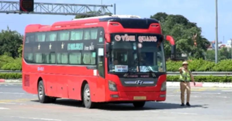 CSGT thử nghiệm xe khách giường nằm trên quốc lộ miền núi để đánh giá an toàn