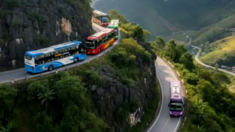 CSGT tăng cường kiểm tra an toàn xe khách giường nằm 2 tầng trên quốc lộ miền núi