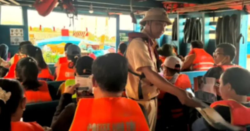 CSGT TP.HCM cảnh báo nguy cơ tai nạn giao thông đường thủy dịp lễ hội