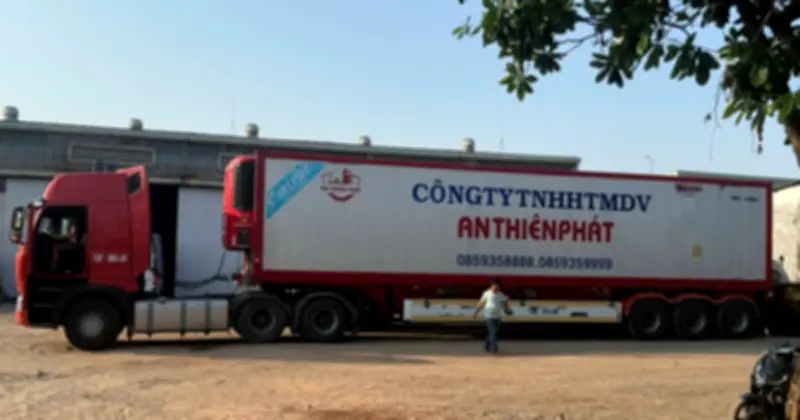 CSGT TP.HCM phát hiện nhiều tài xế xe đầu kéo, ô tô khách vi phạm phù hiệu