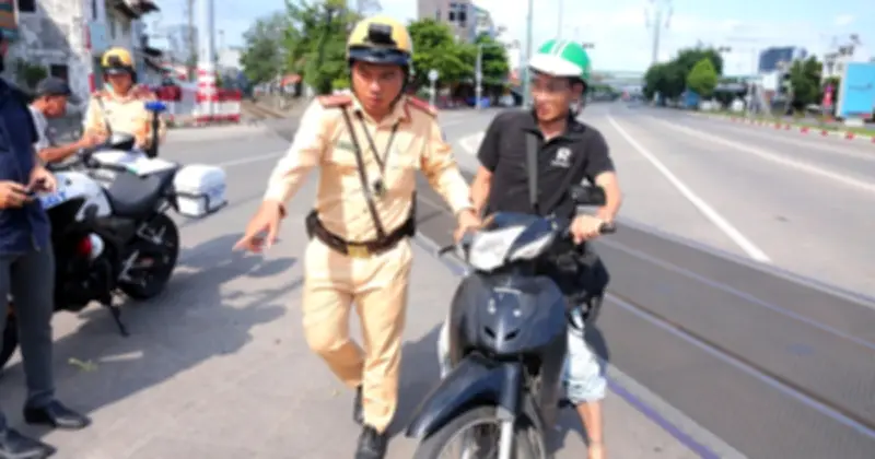 CSGT TP.HCM phạt nguội 111 xe máy vi phạm băng ngang đường sắt nguy hiểm