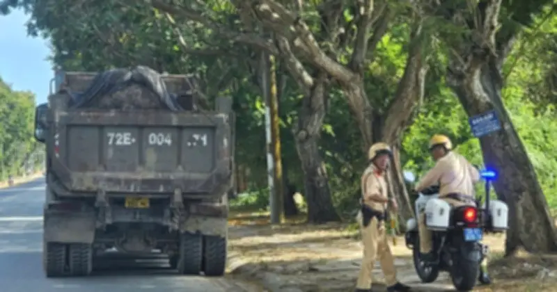 CSGT TP.HCM phạt xe ben chở đất không phủ bạt trên quốc lộ 56