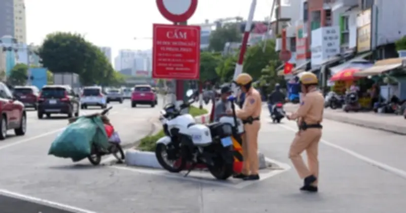 CSGT TP.HCM tăng cường xử lý vi phạm tại các điểm giao cắt đường sắt