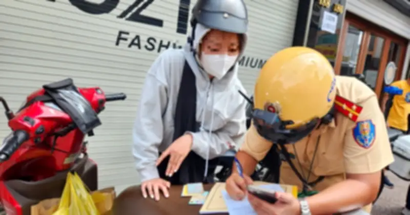 CSGT TP.HCM xử lý nghiêm vi phạm băng ngang đường sắt tại điểm nóng Hoàng Văn Thụ